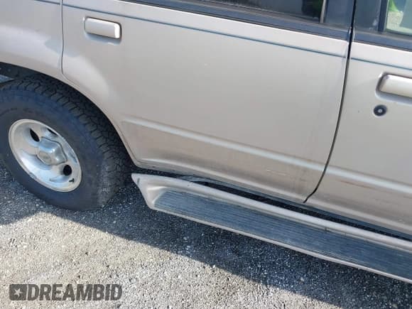 ✅ 1997 Ford Explorer Eddie Bauer • VIN: 1FMDU32X8VZC30353 • Lot: 42259734. Wystawiony na IAAI z przebiegiem 249 106 mil. Bezpłatny archiwum sprzedaży aukcyjnych z USA i szczegółowy raport historii pojazdu na DreamBid. Zdjęcie 6.