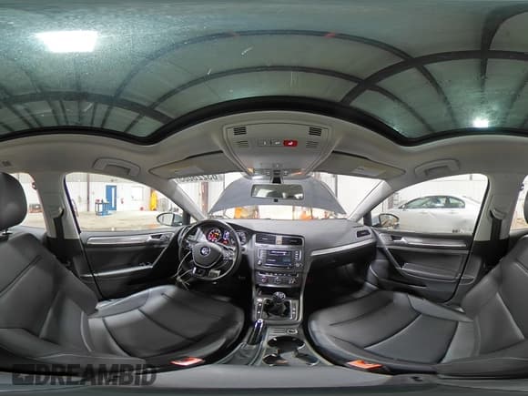 ✅ 2017 Volkswagen Golf S • VIN: 3VWM17AUXHM520477 • Лот: 63228085. Опубликован ранее на Copart с пробегом 30 642 миль. Бесплатный доступ к архиву аукционных продаж из США и подробный отчёт об истории автомобиля на DreamBid. Изображение 14.