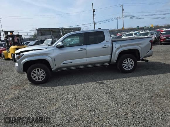 ✅ 2024 Toyota Tacoma SR5 • VIN: 3TMLB5JN6RM052743 • Lot: 57475065. Wystawiony na Copart z przebiegiem 1 451 mil. Bezpłatny archiwum sprzedaży aukcyjnych z USA i szczegółowy raport historii pojazdu na DreamBid. Zdjęcie 14.