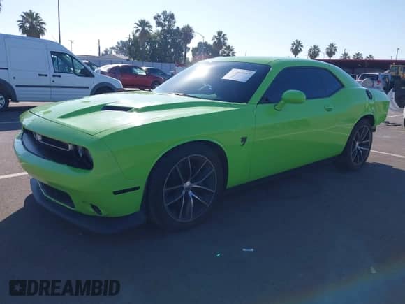 2015 Dodge Challenger R/T Scat Pack z VIN 2C3CDZFJ5FH714253, wystawiony jako IAAI lot #43095087 z przebiegiem 141 196 mil mil oraz . Historia ofert i sprzedaży dostępna na DreamBid. Obrazek 18.