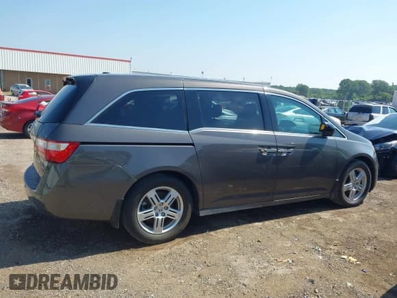 ✅ 2013 Honda Odyssey Touring • VIN: 5FNRL5H94DB078643 • Lot: 42923078. Wystawiony na IAAI z przebiegiem 179 444 mil. Bezpłatny archiwum sprzedaży aukcyjnych z USA i szczegółowy raport historii pojazdu na DreamBid. Zdjęcie 13.