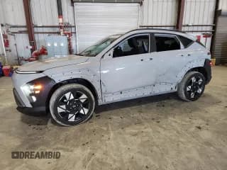 ✅ 2024 Hyundai Kona SEL • VIN: KM8HB3AB4RU173276 • Лот: 89803435. Опубликован ранее на Copart с пробегом 32 003 миль. Бесплатный доступ к архиву аукционных продаж из США и подробный отчёт об истории автомобиля на DreamBid. Изображение 1.