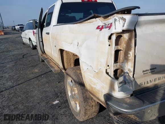 ✅ 2015 Chevrolet Silverado 2500HD LT • VIN: 1GC1KVEGXFF161303 • Lot: 41533039. Wystawiony na IAAI z przebiegiem 249 505 mil. Bezpłatny archiwum sprzedaży aukcyjnych z USA i szczegółowy raport historii pojazdu na DreamBid. Zdjęcie 19.