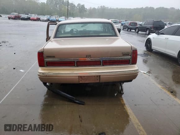 ✅ 1996 Lincoln Town Car Signature • VIN: 1LNLM82WXTY601239 • Лот: 82242785. Опубликован ранее на Copart с пробегом Не указан. Бесплатный доступ к архиву аукционных продаж из США и подробный отчёт об истории автомобиля на DreamBid. Изображение 6.