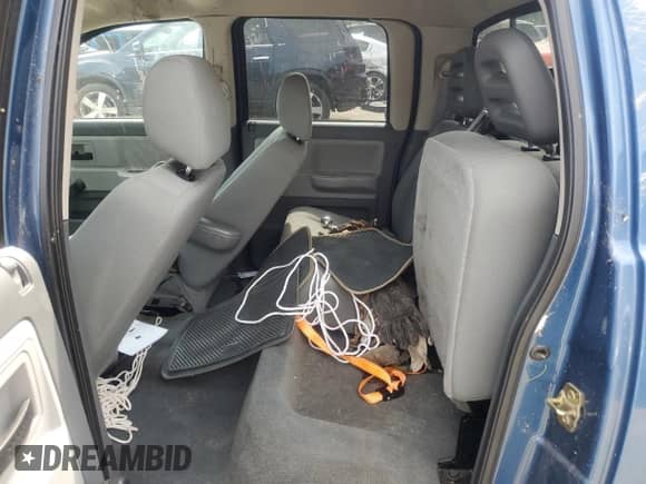 2005 Dodge Dakota ST z VIN 1D7HW28K85S168893, wystawiony jako Copart lot #69955454 z przebiegiem Nie podano mil oraz Szkoda całkowita • Salvage title. Historia ofert i sprzedaży dostępna na DreamBid. Obrazek 10.