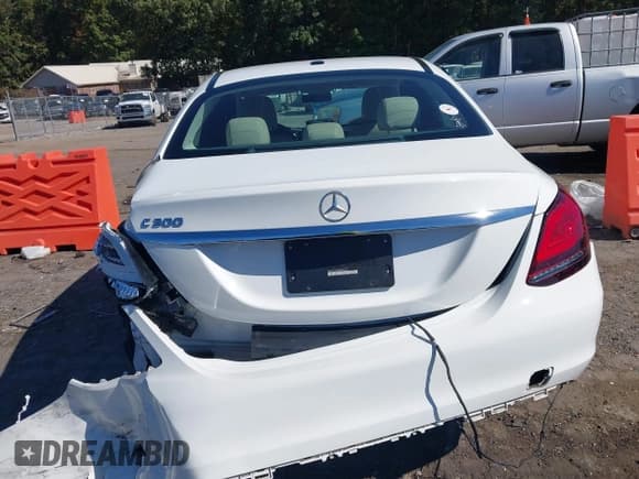 ✅ 2019 Mercedes-Benz C 300 • VIN: WDDWF8DB0KR484663 • Lot: 43488760. Wystawiony na IAAI z przebiegiem 45 065 mil. Bezpłatny archiwum sprzedaży aukcyjnych z USA i szczegółowy raport historii pojazdu na DreamBid. Zdjęcie 16.