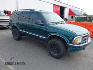 ✅ 1996 Chevrolet Blazer • VIN: 1GNDT13W7T2265108 • Lot: 41981256. Wystawiony na IAAI z przebiegiem 166 271 mil. Bezpłatny archiwum sprzedaży aukcyjnych z USA i szczegółowy raport historii pojazdu na DreamBid. Zdjęcie 1.