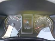 ✅ 2021 Toyota Tacoma SR • VIN: 3TYAX5GN2MT021678 • Lot: 43138416. Wystawiony na IAAI z przebiegiem 56 334 mil. Bezpłatny archiwum sprzedaży aukcyjnych z USA i szczegółowy raport historii pojazdu na DreamBid. Zdjęcie 7.