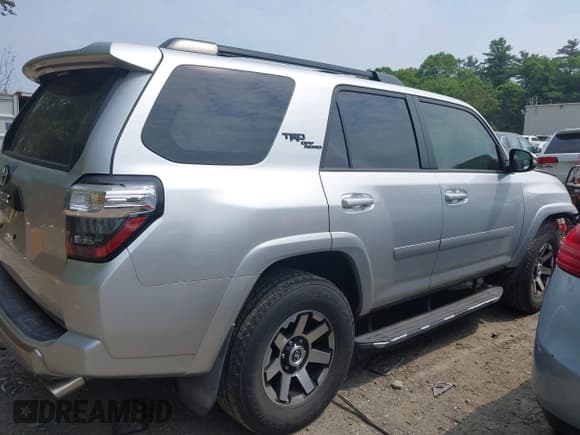 ✅ 2019 Toyota 4Runner SR5 • VIN: JTEBU5JR9K5677640 • Лот: 42446075. Опубликован ранее на IAAI с пробегом 105 129 миль. Бесплатный доступ к архиву аукционных продаж из США и подробный отчёт об истории автомобиля на DreamBid. Изображение 14.