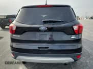 ✅ 2019 Ford Escape SE • VIN: 1FMCU9GD0KUA71057 • Lot: 93626235. Wystawiony na Copart z przebiegiem 98 615 mil. Bezpłatny archiwum sprzedaży aukcyjnych z USA i szczegółowy raport historii pojazdu na DreamBid. Zdjęcie 6.