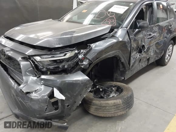 ✅ 2023 Toyota RAV4 LE • VIN: 2T3H1RFV6PC220306 • Lot: 43660739. Wystawiony na IAAI z przebiegiem 30 922 mil. Bezpłatny archiwum sprzedaży aukcyjnych z USA i szczegółowy raport historii pojazdu na DreamBid. Zdjęcie 6.