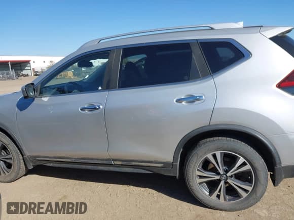✅ 2018 Nissan Rogue SV • VIN: JN8AT2MV6JW302179 • Lot: 43405972. Wystawiony na IAAI z przebiegiem 85 701 mil. Bezpłatny archiwum sprzedaży aukcyjnych z USA i szczegółowy raport historii pojazdu na DreamBid. Zdjęcie 14.