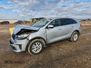 ✅ 2020 Kia Sorento LX • VIN: 5XYPGDA59LG612370 • Лот: 93901135. Опубликован ранее на Copart с пробегом 128 840 миль. Бесплатный доступ к архиву аукционных продаж из США и подробный отчёт об истории автомобиля на DreamBid. Изображение 1.