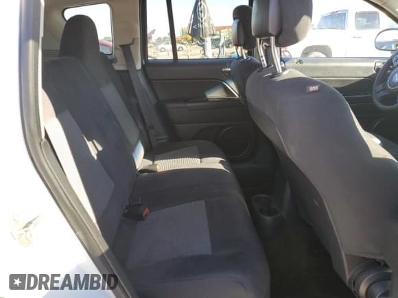 ✅ 2015 Jeep Compass Sport • VIN: 1C4NJCBA1FD124533 • Lot: 82342125. Wystawiony na Copart z przebiegiem 125 542 mil. Bezpłatny archiwum sprzedaży aukcyjnych z USA i szczegółowy raport historii pojazdu na DreamBid. Zdjęcie 10.