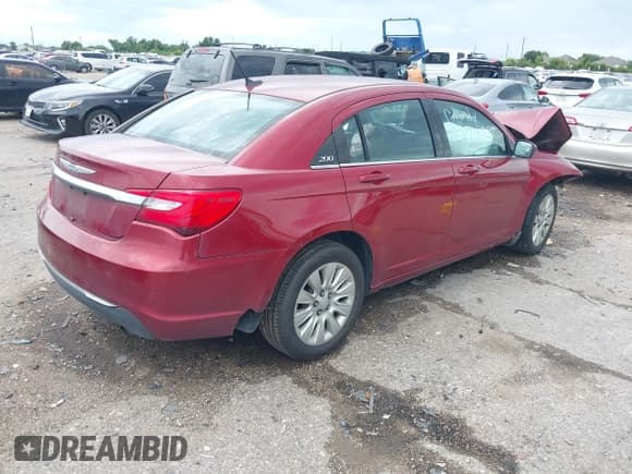 ✅ 2014 Chrysler 200 LX • VIN: 1C3CCBAB0EN123988 • Лот: 42842475. Опубликован ранее на IAAI с пробегом 230 214 миль. Бесплатный доступ к архиву аукционных продаж из США и подробный отчёт об истории автомобиля на DreamBid. Изображение 4.