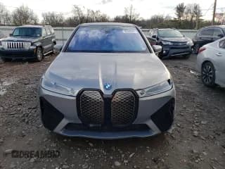 ✅ 2023 BMW iX xDrive50 • VIN: WB523CF03PCL64040 • Lot: 36400593. Wystawiony na Copart z przebiegiem 1 399 mil. Bezpłatny archiwum sprzedaży aukcyjnych z USA i szczegółowy raport historii pojazdu na DreamBid. Zdjęcie 5.
