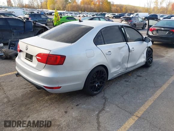 ✅ 2012 Volkswagen Jetta PZEV • VIN: 3VW5A7AJ5CM462202 • Lot: 43611613. Wystawiony na IAAI z przebiegiem 127 358 mil. Bezpłatny archiwum sprzedaży aukcyjnych z USA i szczegółowy raport historii pojazdu na DreamBid. Zdjęcie 4.