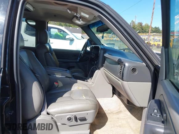 ✅ 2003 Chevrolet Suburban LS • VIN: 3GNEC16ZX3G123952 • Lot: 43382082. Listed on IAAI with 219,368 mi. Free auction sales archive from the USA and detailed vehicle history report at DreamBid. Image 5.