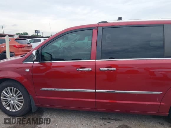 ✅ 2014 Chrysler Town & Country Touring L • VIN: 2C4RC1CG9ER251450 • Lot: 42488645. Wystawiony na IAAI z przebiegiem 155 036 mil. Bezpłatny archiwum sprzedaży aukcyjnych z USA i szczegółowy raport historii pojazdu na DreamBid. Zdjęcie 14.