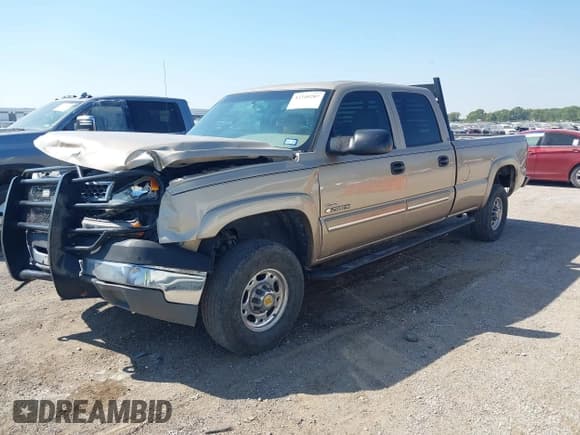 ✅ 2005 Chevrolet Silverado 2500HD LS • VIN: 1GCHK23215F924327 • Lot: 43340287. Wystawiony na IAAI z przebiegiem 320 775 mil. Bezpłatny archiwum sprzedaży aukcyjnych z USA i szczegółowy raport historii pojazdu na DreamBid. Zdjęcie 2.