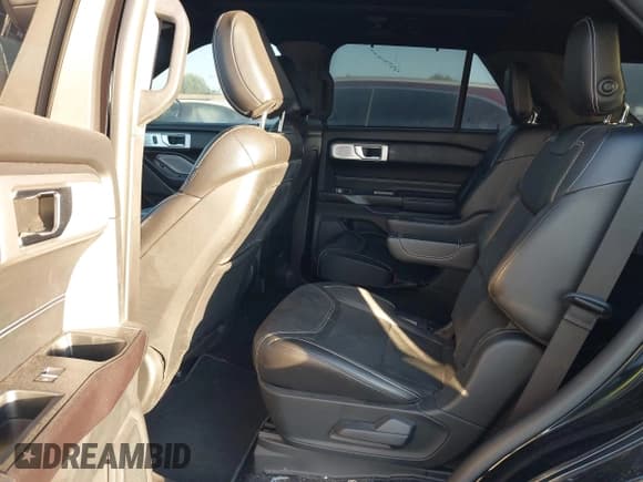 ✅ 2020 Ford Explorer ST • VIN: 1FM5K8GC5LGB16381 • Lot: 43640054. Wystawiony na IAAI z przebiegiem 97 942 mil. Bezpłatny archiwum sprzedaży aukcyjnych z USA i szczegółowy raport historii pojazdu na DreamBid. Zdjęcie 8.