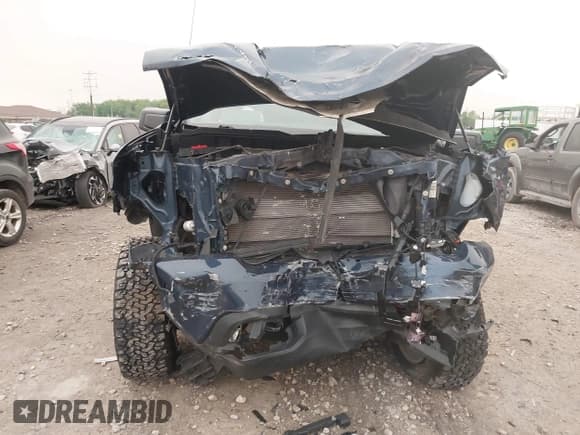 ✅ 2019 Chevrolet Silverado 1500 RST • VIN: 1GCRYEED4KZ366647 • Lot: 42381480. Wystawiony na IAAI z przebiegiem 66 245 mil. Bezpłatny archiwum sprzedaży aukcyjnych z USA i szczegółowy raport historii pojazdu na DreamBid. Zdjęcie 12.