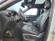 ✅ 2022 Ford Explorer ST • VIN: 1FM5K8GC3NGA08697 • Lot: 92882635. Wystawiony na Copart z przebiegiem 56 428 mil. Bezpłatny archiwum sprzedaży aukcyjnych z USA i szczegółowy raport historii pojazdu na DreamBid. Zdjęcie 7.