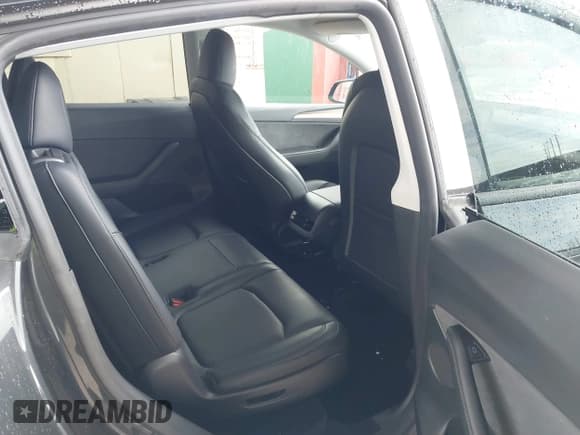 ✅ 2024 Tesla Model Y Long Range • VIN: 7SAYGAEE3RF039918 • Lot: 42245381. Wystawiony na IAAI z przebiegiem 23 888 mil. Bezpłatny archiwum sprzedaży aukcyjnych z USA i szczegółowy raport historii pojazdu na DreamBid. Zdjęcie 8.