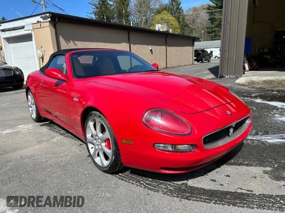 ✅ 2002 Maserati Spyder • VIN: ZAMBB18A820005905 • Lot: 63759765. Wystawiony na Copart z przebiegiem 50 739 mil. Bezpłatny archiwum sprzedaży aukcyjnych z USA i szczegółowy raport historii pojazdu na DreamBid. Zdjęcie 1.