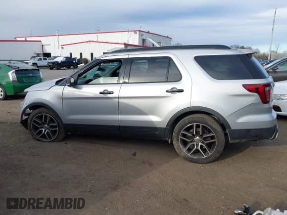 ✅ 2017 Ford Explorer Sport • VIN: 1FM5K8GT9HGA67449 • Lot: 43639519. Wystawiony na IAAI z przebiegiem Nie podano. Bezpłatny archiwum sprzedaży aukcyjnych z USA i szczegółowy raport historii pojazdu na DreamBid. Zdjęcie 13.