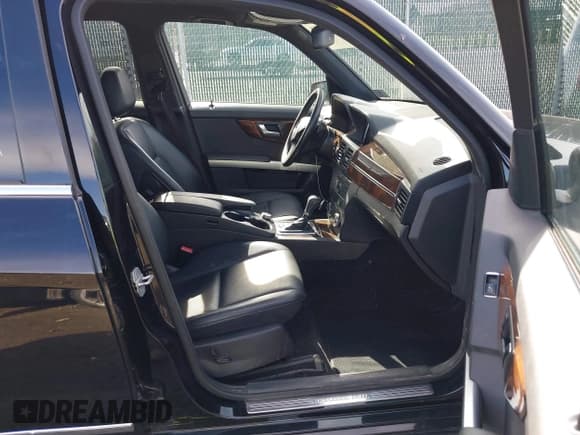 ✅ 2011 Mercedes-Benz GLK 350 • VIN: WDCGG8HB6BF692676 • Lot: 41751569. Wystawiony na IAAI z przebiegiem 208 036 mil. Bezpłatny archiwum sprzedaży aukcyjnych z USA i szczegółowy raport historii pojazdu na DreamBid. Zdjęcie 5.