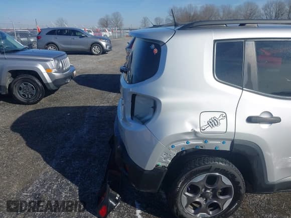 ✅ 2017 Jeep Renegade Sport • VIN: ZACCJAAH3HPF00275 • Lot: 41353370. Wystawiony na IAAI z przebiegiem 134 479 mil. Bezpłatny archiwum sprzedaży aukcyjnych z USA i szczegółowy raport historii pojazdu na DreamBid. Zdjęcie 18.