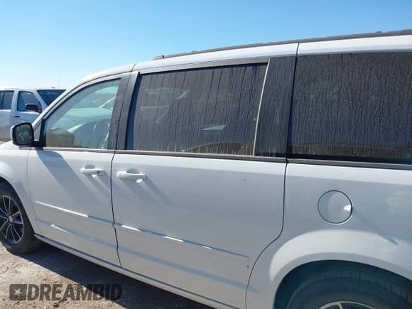 ✅ 2017 Dodge Grand Caravan GT • VIN: 2C4RDGEG2HR792048 • Lot: 43610651. Wystawiony na IAAI z przebiegiem 176 776 mil. Bezpłatny archiwum sprzedaży aukcyjnych z USA i szczegółowy raport historii pojazdu na DreamBid. Zdjęcie 14.