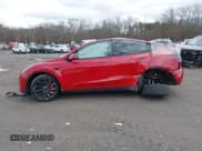 ✅ 2022 Tesla Model Y Performance • VIN: 7SAYGDEF6NF379665 • Lot: 43461107. Wystawiony na IAAI z przebiegiem 31 393 mil. Bezpłatny archiwum sprzedaży aukcyjnych z USA i szczegółowy raport historii pojazdu na DreamBid. Zdjęcie 13.