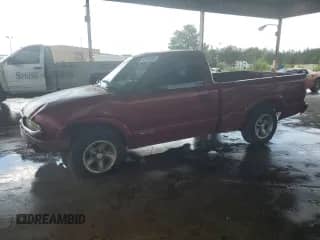 2002 Chevrolet S-10 z VIN 1GCCS14WX28135096, wystawiony jako Copart lot #62989985 z przebiegiem 86 605 mil mil oraz Szkoda całkowita • Salvage title. Historia ofert i sprzedaży dostępna na DreamBid. Obrazek 1.