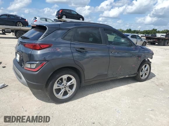 ✅ 2022 Hyundai Kona SEL • VIN: KM8K32AB0NU880141 • Лот: 66421034. Опубликован ранее на Copart с пробегом 17 653 миль. Бесплатный доступ к архиву аукционных продаж из США и подробный отчёт об истории автомобиля на DreamBid. Изображение 3.