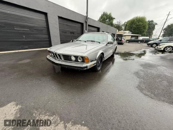 ✅ 1988 BMW 6 Series • VIN: WBAEC8415J3266545 • Lot: 71586155. Wystawiony na Copart z przebiegiem 73 087 mil. Bezpłatny archiwum sprzedaży aukcyjnych z USA i szczegółowy raport historii pojazdu na DreamBid. Zdjęcie 2.