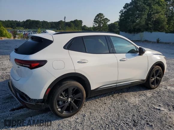 ✅ 2022 Buick Envision Essence • VIN: LRBFZNR46ND070085 • Lot: 64579395. Wystawiony na Copart z przebiegiem 58 898 mil. Bezpłatny archiwum sprzedaży aukcyjnych z USA i szczegółowy raport historii pojazdu na DreamBid. Zdjęcie 3.