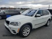 ✅ 2013 BMW X5 xDrive35i • VIN: 5UXZV4C51D0G52558 • Лот: 92454135. Опубликован ранее на Copart с пробегом 137 617 миль. Бесплатный доступ к архиву аукционных продаж из США и подробный отчёт об истории автомобиля на DreamBid. Изображение 1.