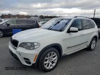 ✅ 2013 BMW X5 xDrive35i • VIN: 5UXZV4C51D0G52558 • Лот: 92454135. Опубликован ранее на Copart с пробегом 137 617 миль. Бесплатный доступ к архиву аукционных продаж из США и подробный отчёт об истории автомобиля на DreamBid. Изображение 1.