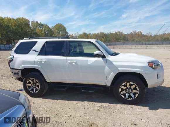✅ 2019 Toyota 4Runner SR5 Premium • VIN: JTEBU5JR5K5638057 • Lot: 43451412. Wystawiony na IAAI z przebiegiem 102 658 mil. Bezpłatny archiwum sprzedaży aukcyjnych z USA i szczegółowy raport historii pojazdu na DreamBid. Zdjęcie 13.
