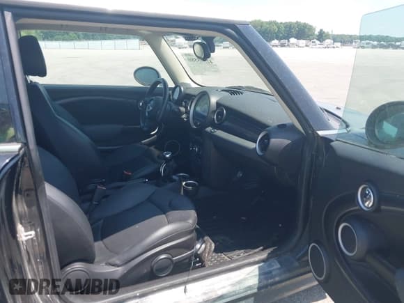 ✅ 2011 MINI Hardtop S • VIN: WMWSV3C50BTY24792 • Лот: 42595580. Опубликован ранее на IAAI с пробегом 140 902 миль. Бесплатный доступ к архиву аукционных продаж из США и подробный отчёт об истории автомобиля на DreamBid. Изображение 5.