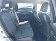 ✅ 2017 Toyota Highlander LE • VIN: 5TDZZRFH3HS188262 • Lot: 41976037. Wystawiony na IAAI z przebiegiem 112 777 mil. Bezpłatny archiwum sprzedaży aukcyjnych z USA i szczegółowy raport historii pojazdu na DreamBid. Zdjęcie 8.