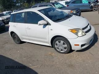 ✅ 2006 Scion xA • VIN: JTKKT624760154421 • Lot: 43310659. Wystawiony na IAAI z przebiegiem 256 054 mil. Bezpłatny archiwum sprzedaży aukcyjnych z USA i szczegółowy raport historii pojazdu na DreamBid. Zdjęcie 1.
