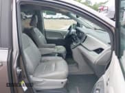 ✅ 2015 Toyota Sienna LE AAS • VIN: 5TDKK3DC6FS598495 • Lot: 42870508. Wystawiony na IAAI z przebiegiem 75 134 mil. Bezpłatny archiwum sprzedaży aukcyjnych z USA i szczegółowy raport historii pojazdu na DreamBid. Zdjęcie 5.