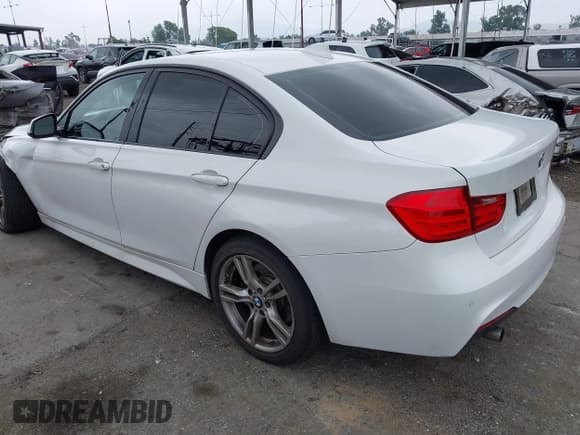✅ 2015 BMW 3 Series 328i xDrive • VIN: WBA3B5C5XFF959517 • Lot: 42421435. Wystawiony na IAAI z przebiegiem 122 833 mil. Bezpłatny archiwum sprzedaży aukcyjnych z USA i szczegółowy raport historii pojazdu na DreamBid. Zdjęcie 3.