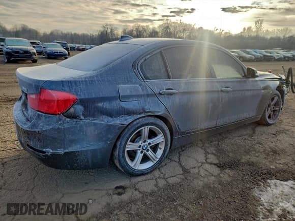 ✅ 2015 BMW 3 Series 328i xDrive • VIN: WBA3B5G55FNS15727 • Lot: 95393305. Wystawiony na Copart z przebiegiem 181 224 mil. Bezpłatny archiwum sprzedaży aukcyjnych z USA i szczegółowy raport historii pojazdu na DreamBid. Zdjęcie 3.