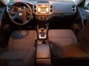 ✅ 2010 Volkswagen Tiguan S • VIN: WVGAV7AX6AW520790 • Lot: 93740975. Wystawiony na Copart z przebiegiem 141 303 mil. Bezpłatny archiwum sprzedaży aukcyjnych z USA i szczegółowy raport historii pojazdu na DreamBid. Zdjęcie 8.