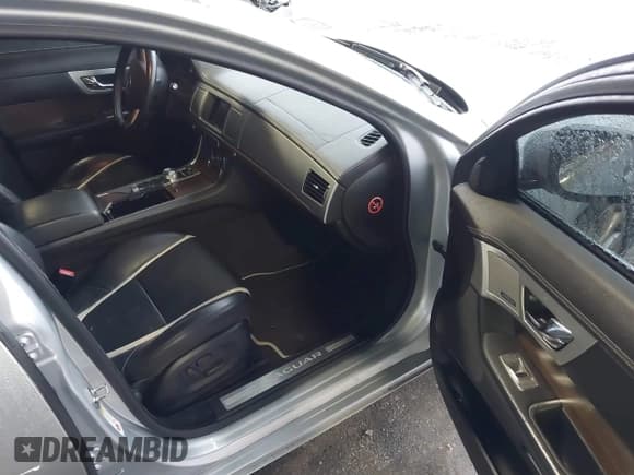 ✅ 2014 Jaguar XF SC • VIN: SAJWJ0EF9E8U17227 • Lot: 40455665. Wystawiony na IAAI z przebiegiem 125 196 mil. Bezpłatny archiwum sprzedaży aukcyjnych z USA i szczegółowy raport historii pojazdu na DreamBid. Zdjęcie 5.