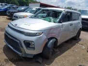 ✅ 2020 Kia Soul LX • VIN: KNDJ23AU5L7728586 • Lot: 42681978. Wystawiony na IAAI z przebiegiem 51 500 mil. Bezpłatny archiwum sprzedaży aukcyjnych z USA i szczegółowy raport historii pojazdu na DreamBid. Zdjęcie 2.